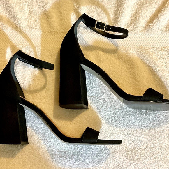 BASICALLY BRAND NEW “STEVE MADDEN” Womens Dillion Print Dress Sandals Black 9 M. - Picture 2 of 10